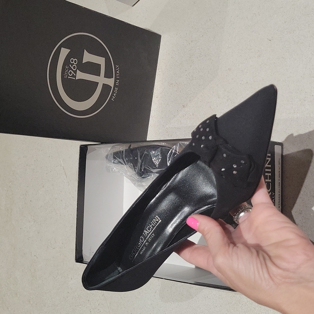 Giorgio Iachini Size 37.5 closed toe kitten heel